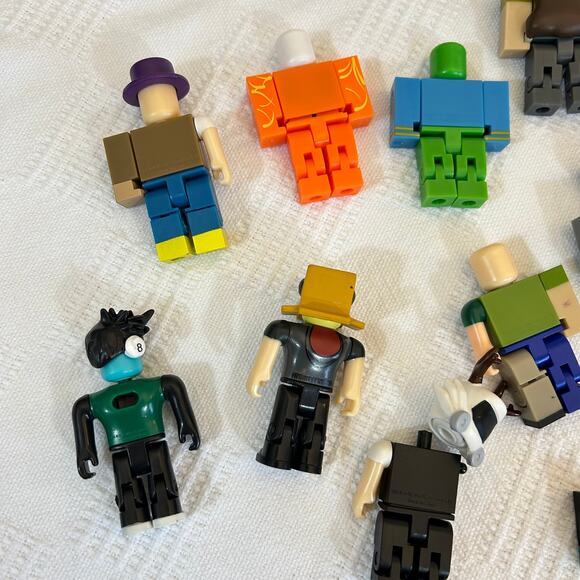 Roblox Action Figures Assorted Pieces - Picture 5 of 9